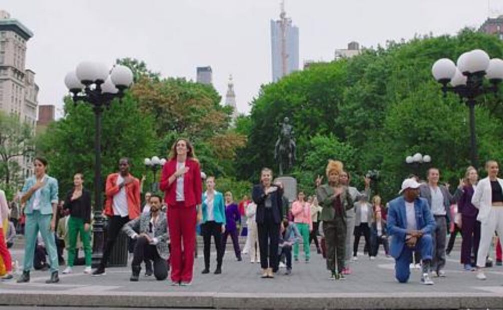 Bailarines invaden NY para llevar a Hillary a la Casa Blanca