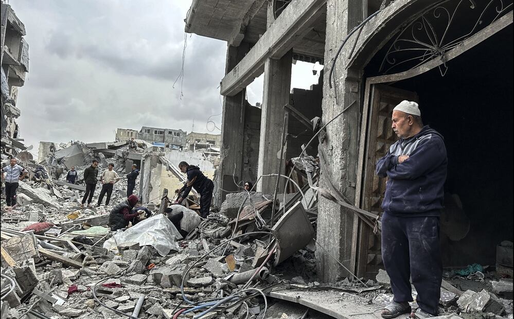 Rescatistas palestinos trabajan en el lugar de un ataque israelí contra una zona residencial del barrio de Shujaiya, en la Ciudad de Gaza, el 9 de abril de 2025. Foto: EFE