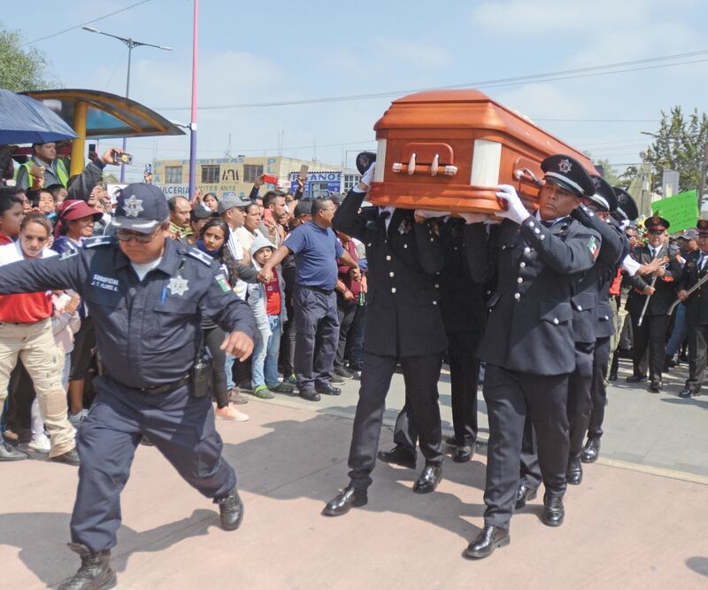 Despedida. Francisco Tenorio fue sepultado ayer en Juchitepec; antes fue homenajeado en la explanada de la presidencia de Valle de Chalco. ARCHIVO EL UNIVERSAL