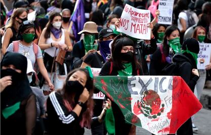 Marcha feminista por #25N llega al Zócalo; se registran destrozos