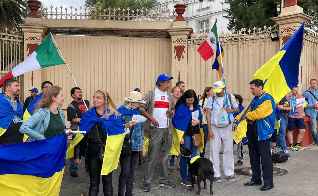 El grupo de manifestantes muestra su descontento por la guerra frente a la sede diplomática. Foto: Gaspar Betancourt. EL UNIVERSAL