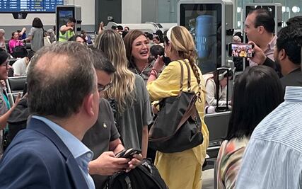 Se encuentra Xóchitl Gálvez con Flans en el AICM; bailan juntas "Las mil y una noches"