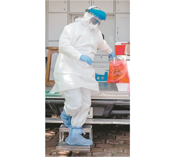 Tecnología antipandemia. Una careta y un guante para vigilar a distancia a los pacientes con posible contagio de coronavirus crearon investigadores del Politécnico. Foto: ARCHIVO EL UNIVERSAL