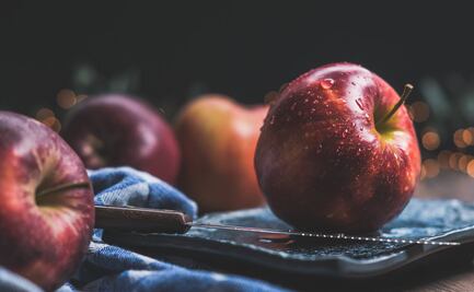 Prepara manzanas capeadas en masa de croissant y toffee