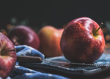Prepara manzanas capeadas en masa de croissant y toffee