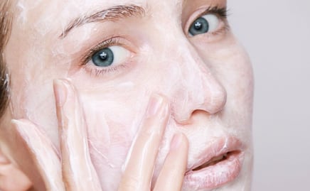 ¿Cómo prevenir las manchas en el rostro? Experta lo explica
