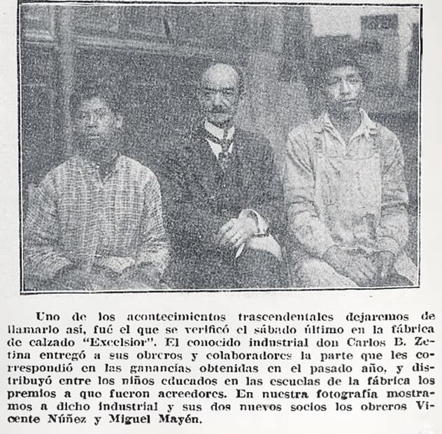 Foto de febrero de 1921 del fundador de la fábrica de zapatos Excélsior, Carlos B. Zetina, y dos de sus empleados, durante uno de sus festivales para entregar las utilidades a los trabajadores. Foto: Hemeroteca EL UNIVERSAL.