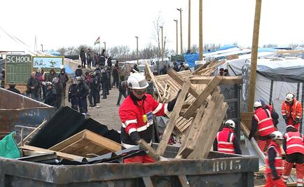 Desmantelan campamento de refugiados en Francia