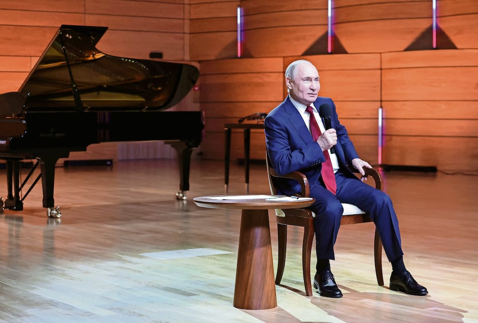 El presidente ruso Vladimir Putin, durante una conversación con estudiantes en el Centro Educativo Sirius, en Sochi. Foto: AFP