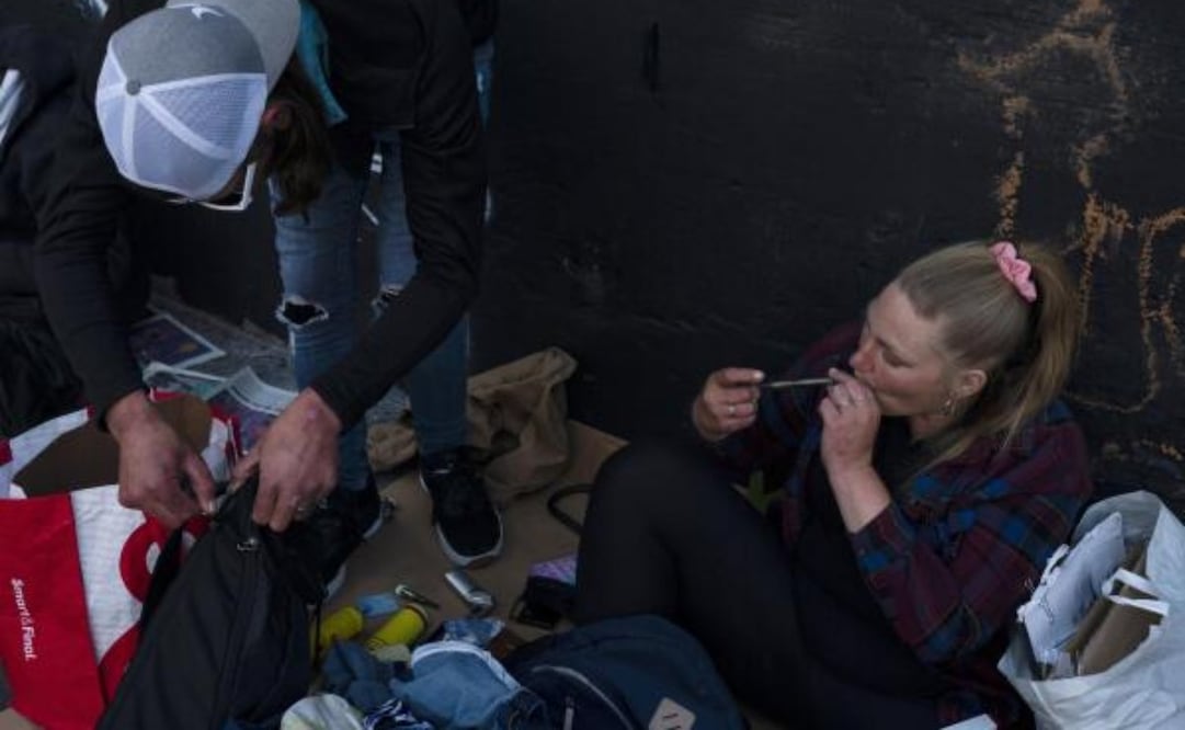 Holly Ferrante, de 28 años, derecha, fuma fentanilo mientras su esposo, Clark Veater, empaca sus pertenencias el lunes 23 de mayo de 2022, en Los Ángeles. El uso de este poderoso opioide sintético, el cual es barato de producir y con frecuencia es vendido solo o entremezclado con otras drogas, ha aumentado exponencialmente. Como es 50 veces más potente que la heroína, incluso una dosis pequeña puede ser letal. Foto: AP