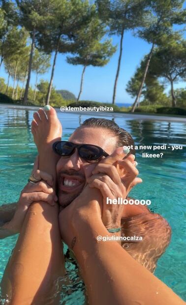 Dua Lipa muestra su nueva manicura francesa en tonos pastel