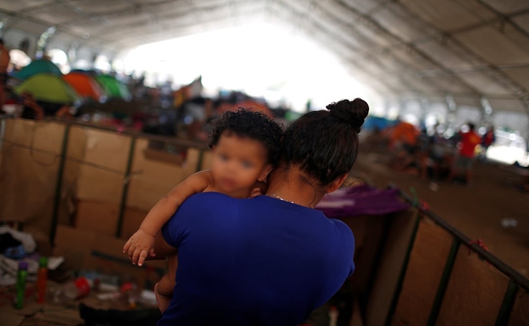 A Honduran mother holds her son at an improvised shelter while waiting for humanitarian visas to cross the country on their way to the United States, in Mapastepec, Chiapas, Mexico - Photo: José Cabezas/REUTERS