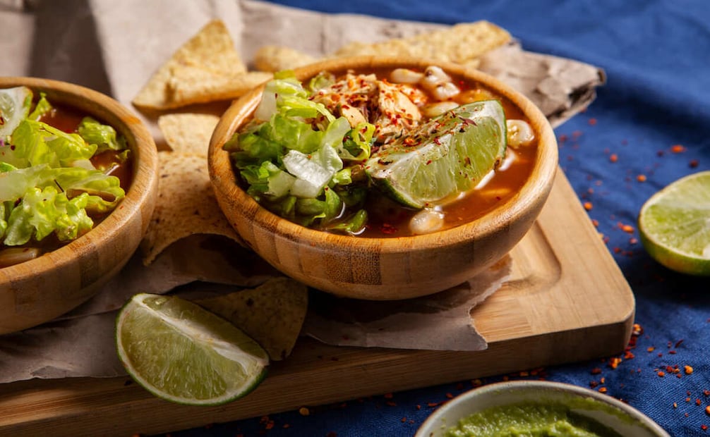 Las personas con sobrepeso u obesidad deben abstenerse de cenar pozole. Foto: Freepik