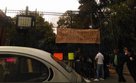 Bloquean acceso a Biblioteca de México; director entra y queda en "aislamiento"