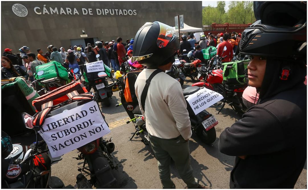 Personas pertenecientes a servicios de entrega de comida rápida en motocicleta, se manifiestan a las afueras de la Cámara de Diputados este 30 de octubre del 2024. Foto: Luis Camacho / EL UNIVERSAL