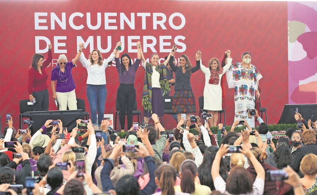 La jefa de Gobierno, Claudia Sheinbaum, junto con gobernadoras morenistas en el templete. Fue interrumpida varias veces por los aplausos. Foto: Germán Espinoza: EL UNIVERSAL