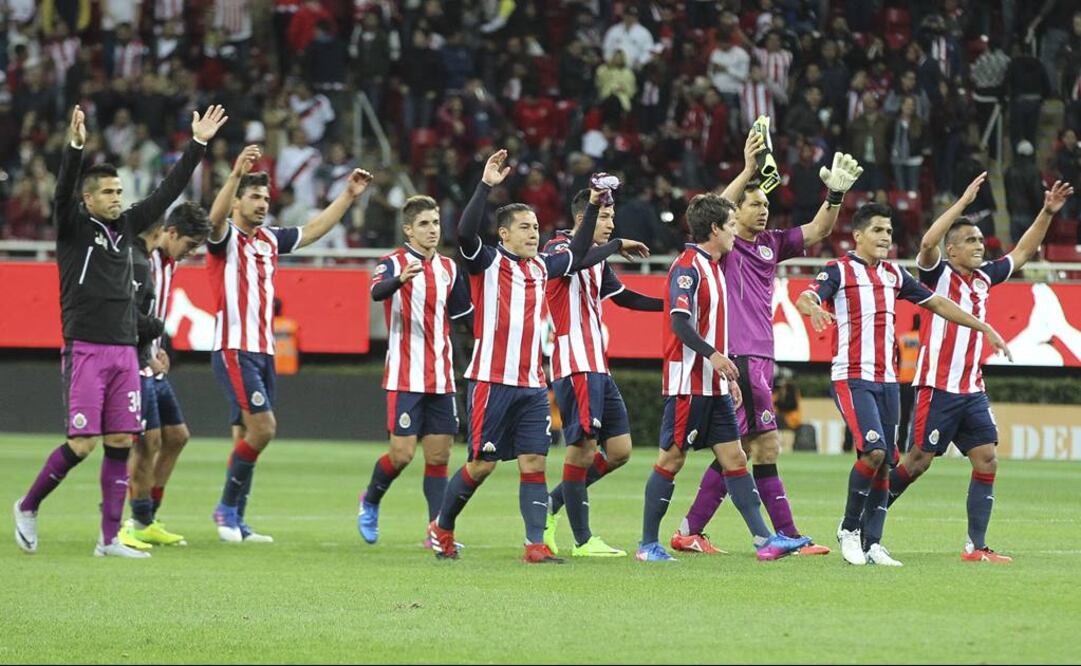Chivas celebra su triunfo en el Clásico frente al América. (Foto: Imago7)