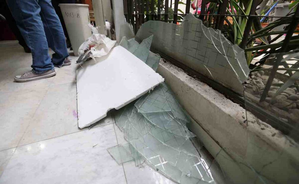 Ciudad de México, 26 de diciembre 2023 
Secuelas de la explosión en la calle provincia, los vecinos de número 1013 comienzan a recibir apoyo por parte de las autoridades para remover muebles y cristales resultado del accidente. Fotos: Berenice Fregoso. El universal