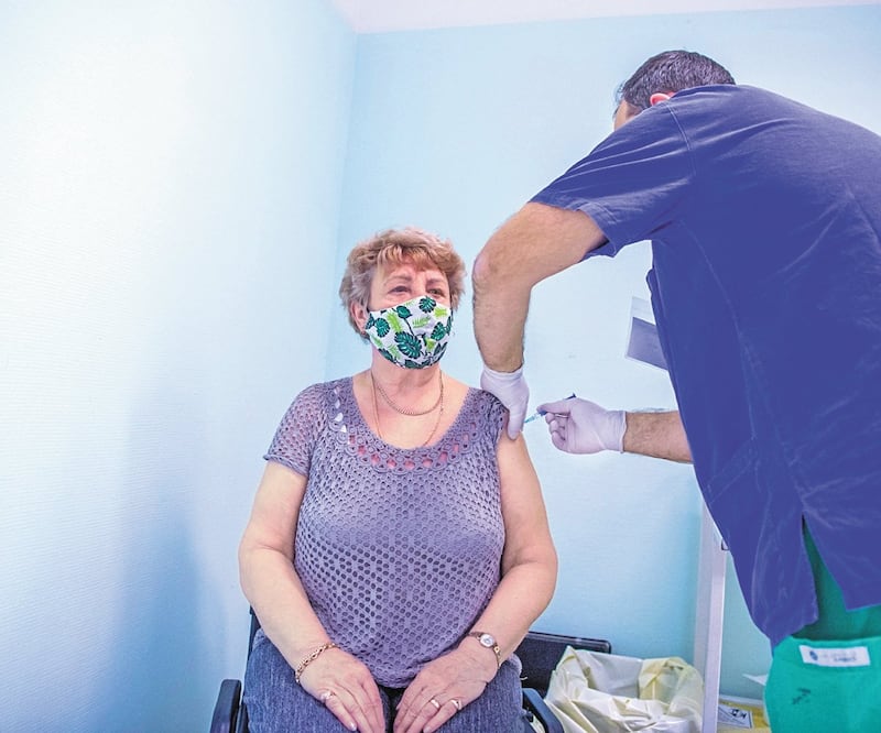 Una mujer es vacunada contra el coronavirus con la dosis de Sputnik V, en Budapest. Foto: ZOLTAN BALOGH. EFE