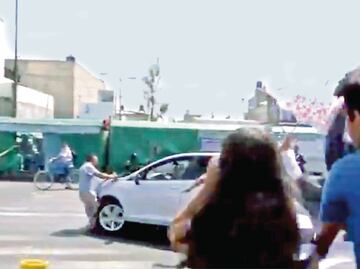 Joven de 24 años arrolla a tres manifestantes