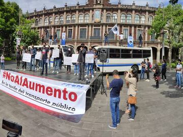 Marchan estudiantes de Morelos contra ajuste a tarifa del transporte público