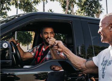 Dwayne Johnson regala su camioneta a veterano naval por Día de Acción de Gracias