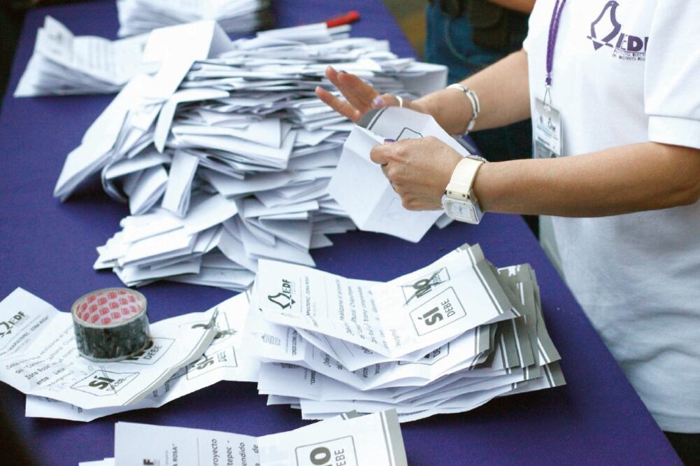 Habitantes de la zona informaron que algunos de los votantes que acudieron a las casillas fueron acarreados para sufragar a favor del Corredor Cultural Chapultepec (YADIN XOLALPA. EL UNIVERSAL)