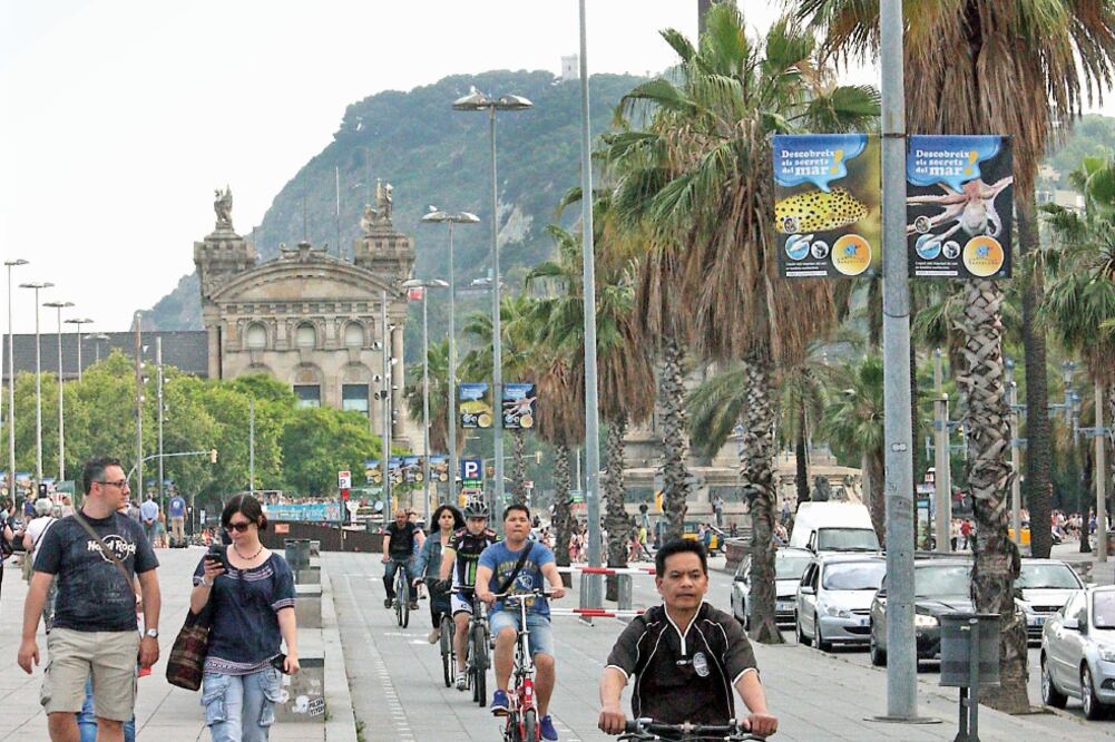 En la Ronda del Litroral, cerca del mirador de Colón, los ciclistas y peatones conviven juntos pero cada uno respetando su espacio asignado en la acera (JULIÁN MÉNDEZ. EL UNIVERSAL)