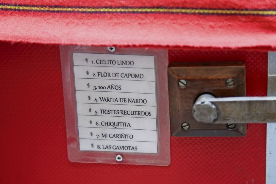 Esta caja de madera con manivela y puntillas de bronce llegó a México a finales del siglo XIX.