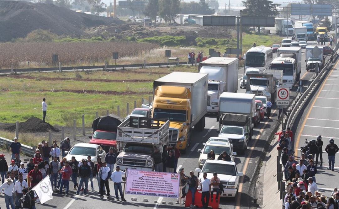 En la carretera Toluca-Atlacomulco y la México-Toluca se encuentran cerca de 2 mil personas impidiendo el paso en dirección a la Ciudad de México y el norte del Estado de México. Foto: Jorge Alvarado. EL UNIVERSAL