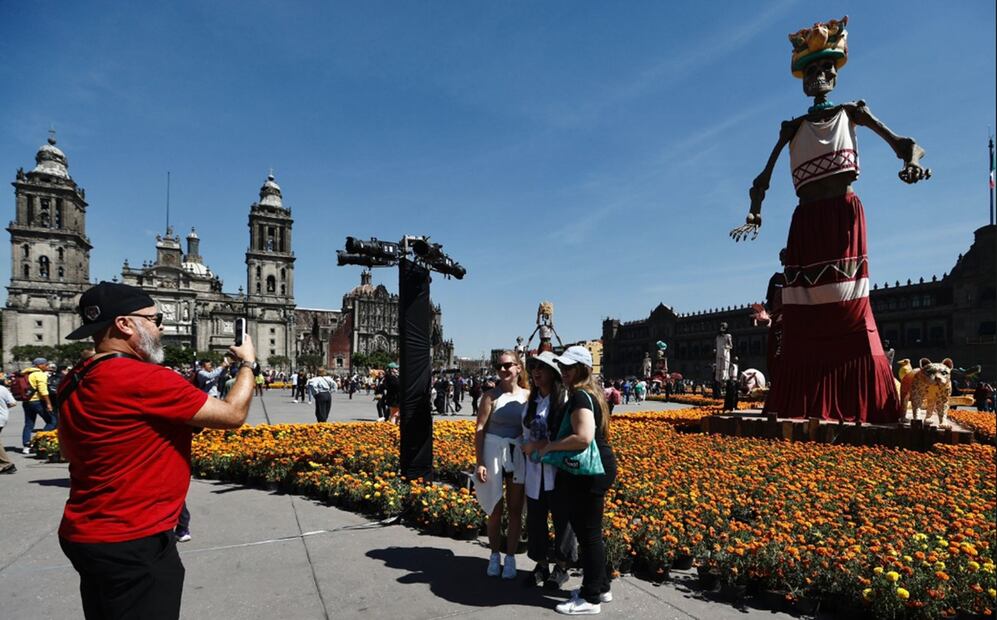Productores de flor de cempasúchil venden su producto en el Zócalo de la Ciudad de México con precios que van de los 20 a 45 pesos, dependiendo del tamaño y la variedad de la flor, el 27 de octubre d e2025. Foto: Berenice Fregoso/EL UNIVERSAL