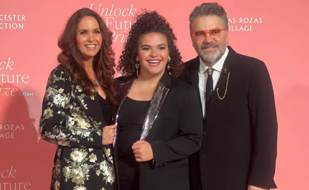 Lucero Mijares con sus padres Lucero y Mijares en Madrid, donde cantó durante un evento.