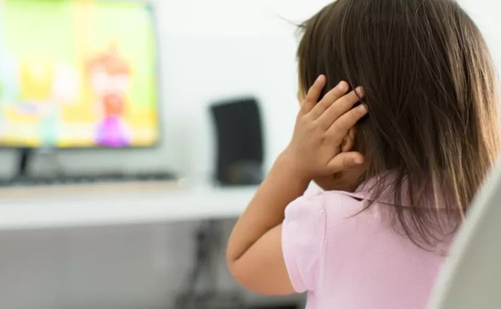 Los espacios muy concurridos o los sonidos fuertes y los ruidos suelen ser problemáticos para las personas con trastornos del espectro autista. Foto: Getty Images