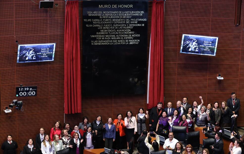Develan en el Muro de Honor de la Cámara Alta la inscripción “A las sufragistas que nunca se rindieron ni abandonaron la Lucha por la Libertad” durante una ceremonia solemne. Foto: Diego Simón Sánchez/EL UNIVERSAL
