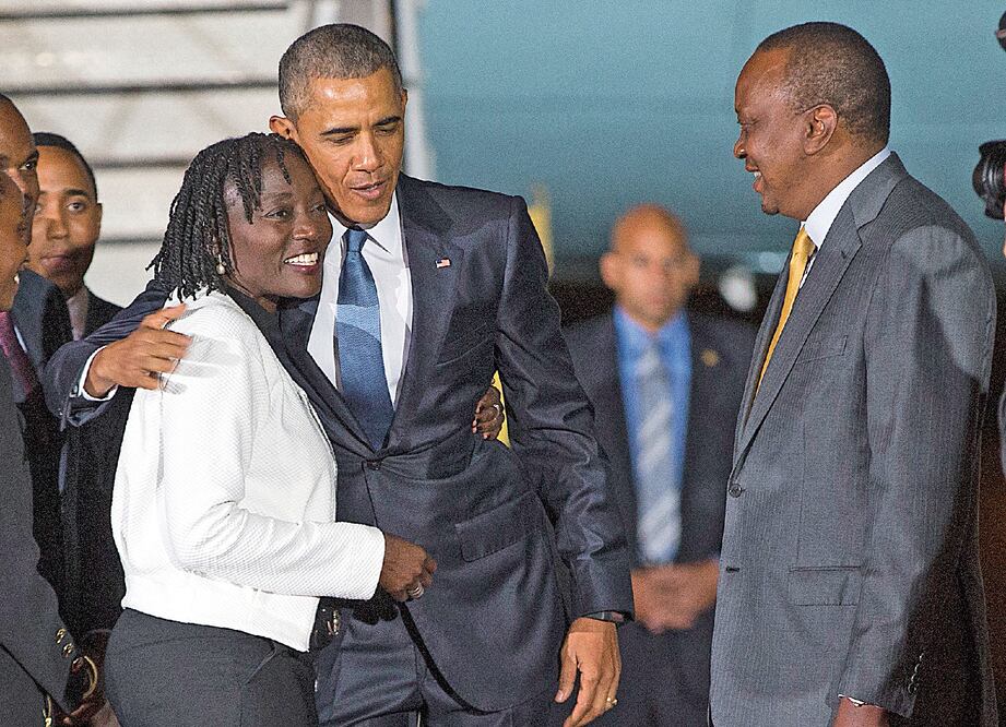 El presidente de EU, Barack Obama, abraza a su media hermana, Auma, mientras el mandatario de Kenia, Uhuru Kenyatta, los observa, en Nairobi (EVAN VUCCI. AP)