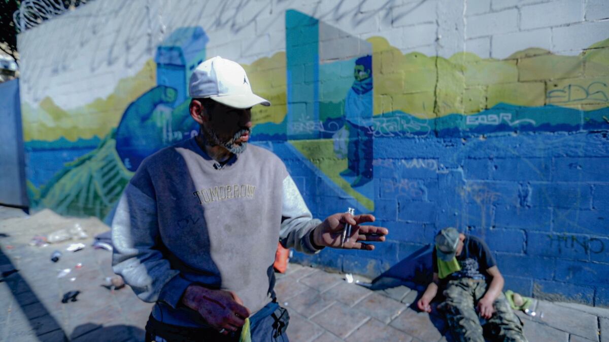 Cirilo, un hombre que consume heroína mezclada con fentanilo, cuenta que ha reanimado a varios amigos con el medicamento y también a él se lo han aplicado. Foto: Paola Reyes