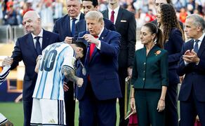 El presidente de EU Donald Trump, entrega una medalla a Lionel Messi de Argentina junto a la presidenta de México, Claudia Sheinbaum (19/07/2026). Foto: EFE