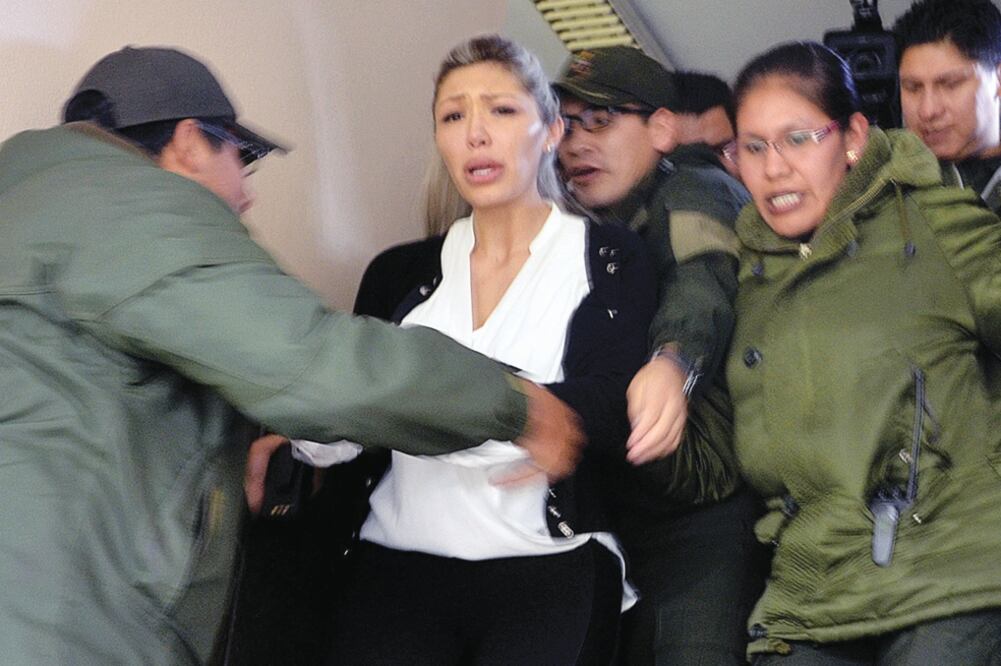 Gabriela Zapata, ex pareja del presidente de Bolivia, Evo Morales, sale de una audiencia, en la que una jueza boliviana ordenó su reclusión preventiva, en La Paz; se le acusa de corrupción, enriquecimiento ilícito y tráfico de influencias (EFE)