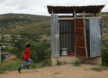 Al aire libre. Casi 3% de la gente no tiene baños