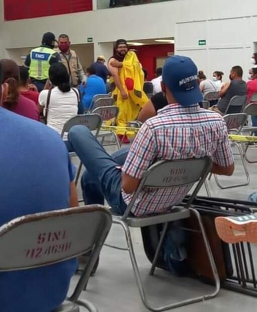 Pikachu acude a vacunarse a Nuevo Laredo