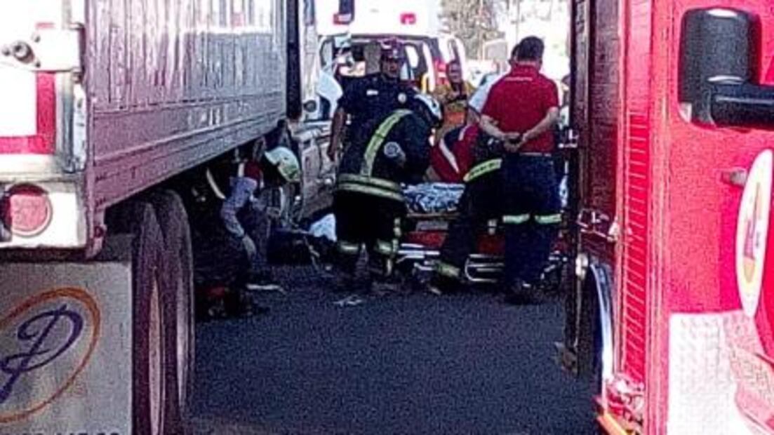 Tráiler embiste puesto de tacos en Aguascalientes