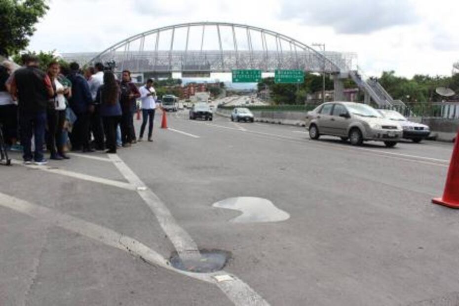 Chocan autoridades municipales y federales por hundimientos en Paso Exprés