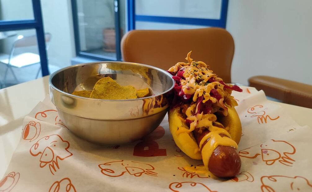 En este hot dog, el ligero toque ácido del sauerkraut (o chucrut) hace un juego de contrastes con el sabor fuerte de la carne que forma la salchicha. Foto: Raúl Fontecilla/EL UNIVERSAL.