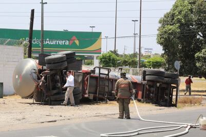 Vuelca pipa frente a planta de Pemex en Sinaloa