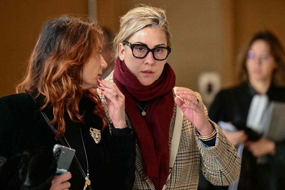 La hija de Gisele Pelicot, Caroline, sale del juzgado de Aviñón durante el juicio contra la ex pareja de Gisele Pelicot, Dominique Pelicot, acusado de drogarla durante casi diez años e invitar a extraños a violarla en su casa de Mazan, una pequeña ciudad del sur de Francia, en Aviñón, el 20 de noviembre de 2024. FOTO: CHRISTOPHE SIMON. AFP