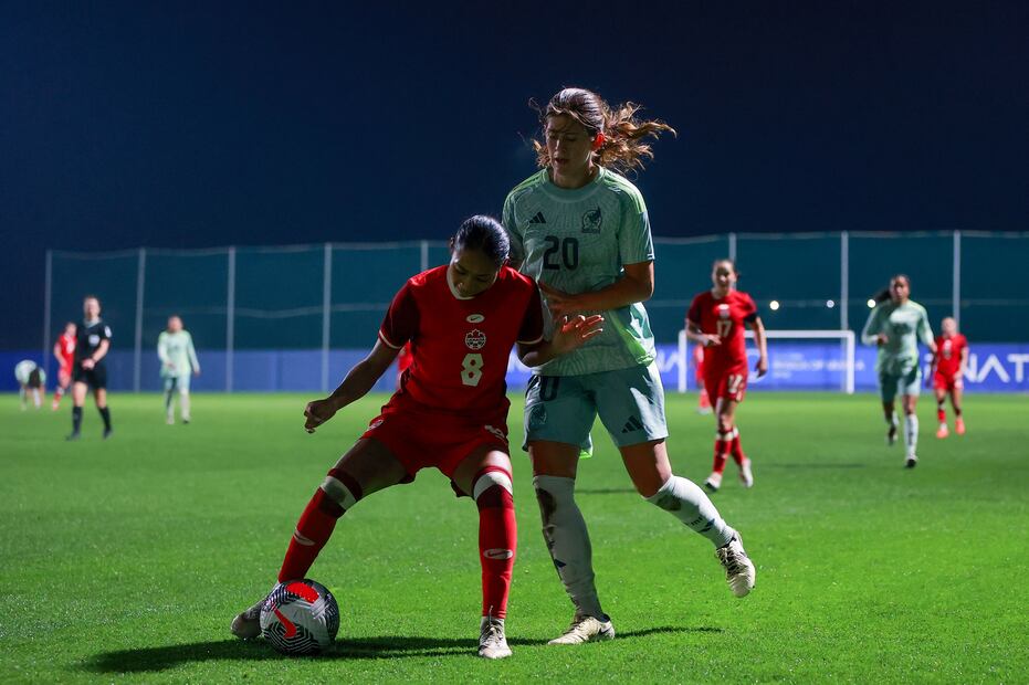 Jayde Riviere y Nicolette Hernández peleando por el balón, durante el partido de la  Pinatar Cup entre Canadá y México - Foto: Imago7