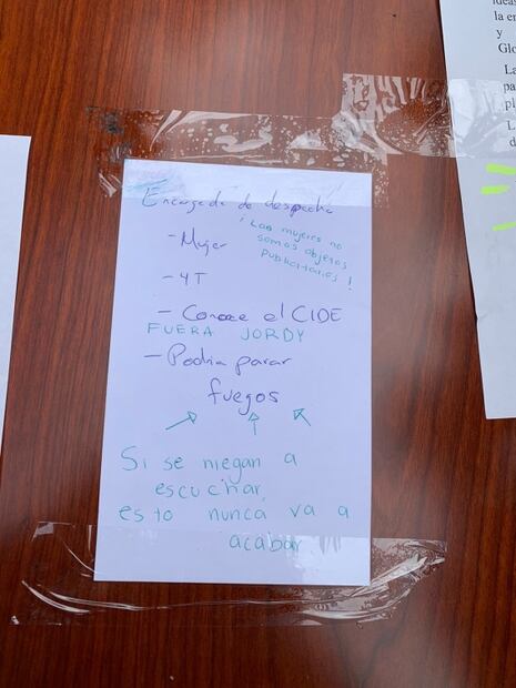 Los planes y cotizaciones que encontraron los estudiantes en el escritorio del director del CIDE