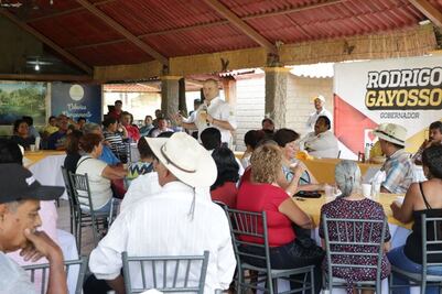 Rodrigo Gayosso se compromete con productores del campo en Morelos