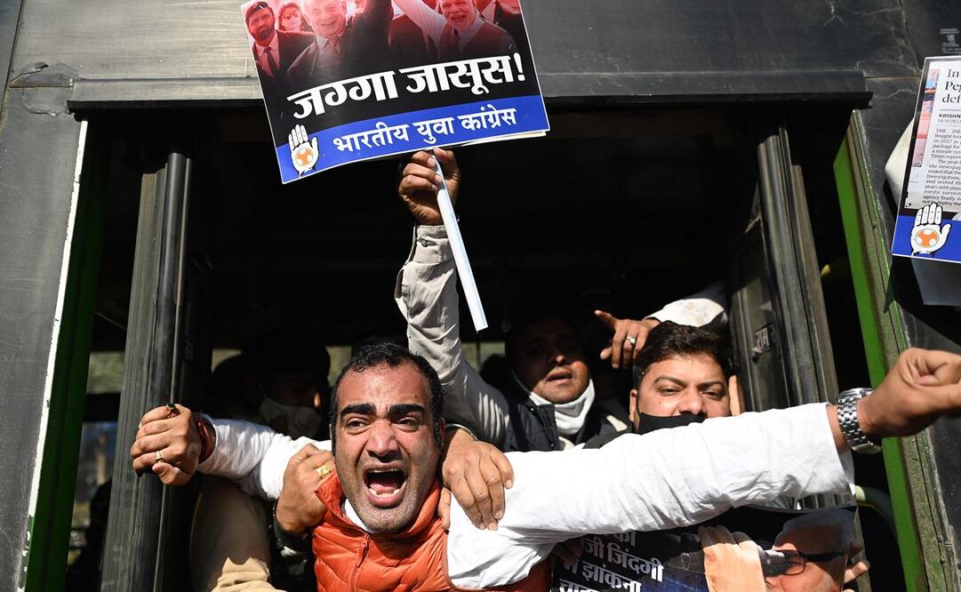 Detienen a hombre que protestaban en Nueva Delhi contra la vigilancia de Pegasus. Foto: Sajjad Husain/ AFP.