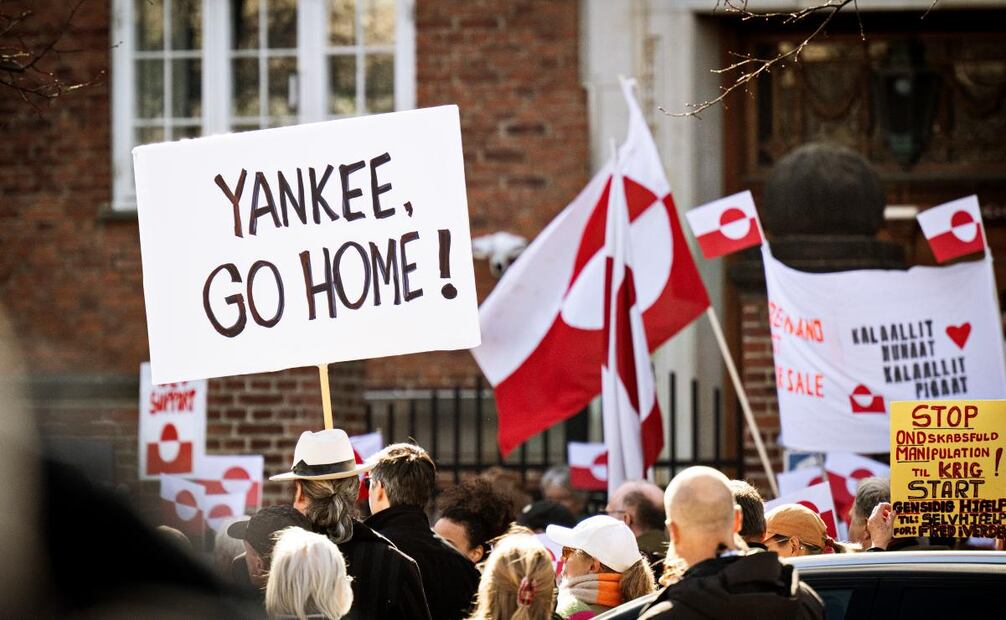 Personas se congregan para una protesta frente a la embajada de Estados Unidos en Copenhague, Dinamarca. (29/03/25) Foto: EFE